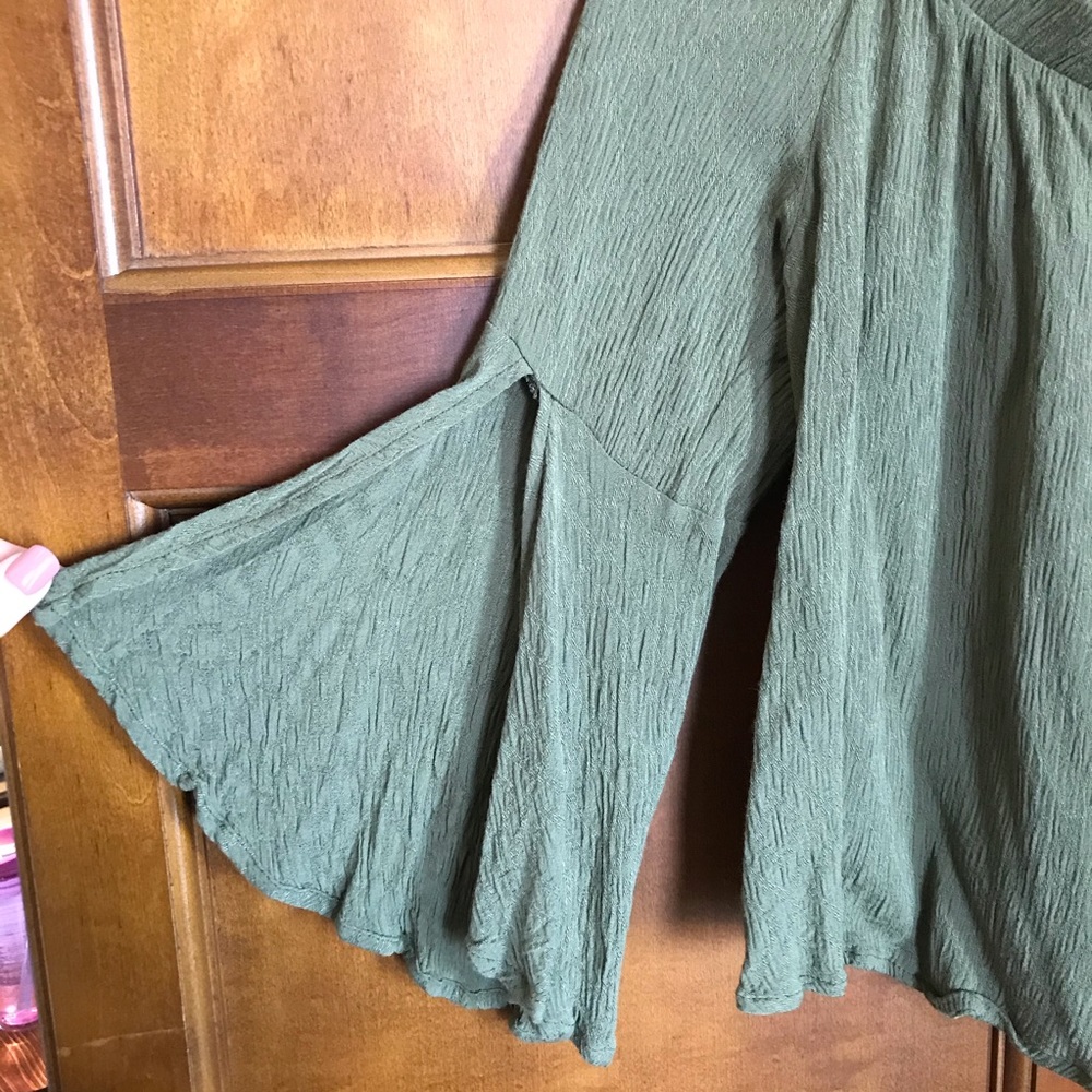 Off-Shoulder Flowy Crop Top - Picture 5 of 7